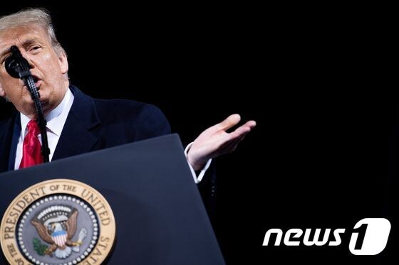 도널드 트럼프 미국 대통령이 19일 노스캐롤라이나주 유세 연설에서 발언하고 있다. © AFP=뉴스1
