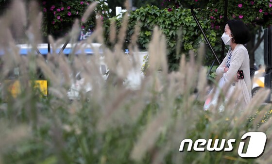 21일 오전 서울 광화문 네거리에서 쌀쌀해진 날씨에 긴팔과 외투를 입은 시민들이 출근길 발걸음을 옮기고 있다. 2020.9.21/뉴스1 © News1 구윤성 기자