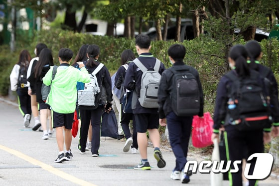 서울 노원구 한 중학교에서 학생들이 등교하고 있다. 2020.9.21/뉴스1 © News1 황기선 기자