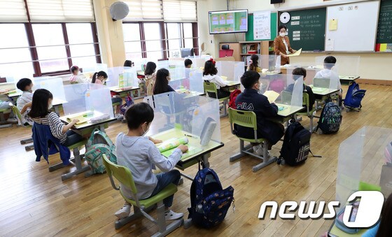 서울 강동구 한 초등학교에서 지난 21일 학생들이 수업을 듣고 있다./뉴스1 © News1 이동해 기자