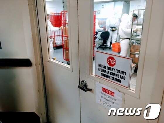 미국 국방부 관리가 보호장비를 입고 미 정부시설에 배달된 우편물을 검사하고 있다. <자료사진> © AFP=뉴스1