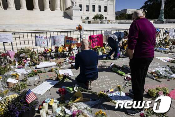 20일 미국 워싱턴DC 연방대법원 앞에 루스 베이더 긴스버그 연방대법관의 죽음을 추모하는 행렬이 이어지고 있다. © AFP=뉴스1