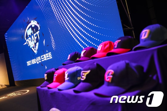 21일 서울 웨스틴조선호텔 그랜드볼룸에서 열린 '2021 KBO 신인 드래프트'에 10개 구단 모자가 전시되어 있다. (KBO 제공) 2020.9.21/뉴스1
