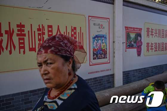 지난해 9월12일 위구르족 여성이 중국 신장위구르자치구의 거리를 걷고 있다. © AFP=뉴스1