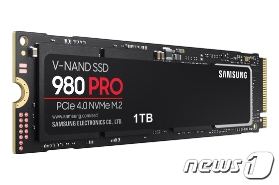 삼성전자가 지난 9월 출시한 차세대 소비자용 SSD '980 PRO'(삼성전자 제공)/뉴스1