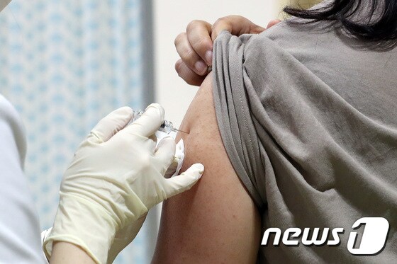 한 시민이 유료 독감 예방접종을 받고 있다. 2020.9.23/뉴스1 © News1 이동해 기자