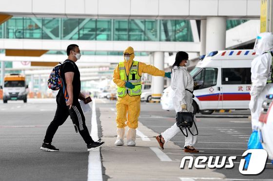 16일 한국 티웨이항공 여객기 탑승객들이 중국 후베이성 우한 티엔허 국제공항에 내리고 있다.  © AFP=뉴스1