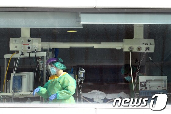 스페인 수도 마드리드의 라파스 병원의 의료진이 보호장비를 착용한 채 업무를 보고 있다. © AFP=뉴스1