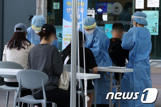 학생들의 등교가 재개된 서울에서 학생 1명이 신종 코로나바이러스 감염증(코로나19) 확진 판정을 받은 가운데 24일 서울 양천구보건소에 마련된 선별진료소에서 신월중학교 학생들 및 시민들이 검사를 받고 있다. © News1 이동해 기자