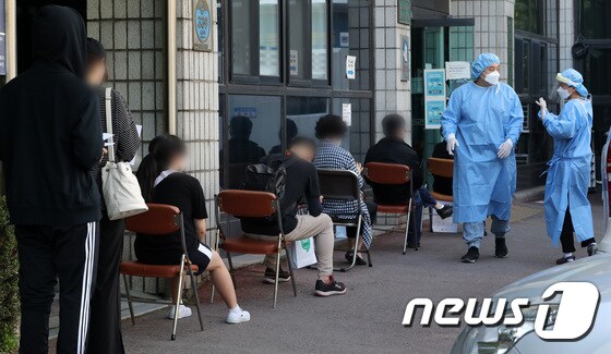 학생들의 등교가 재개된 서울에서 학생 1명이 신종 코로나바이러스 감염증(코로나19) 확진 판정을 받은 가운데 24일 서울 양천구보건소에 마련된 선별진료소에서 신월중학교 학생들 및 시민들이 검사를 받고 있다.  2020.9.24/뉴스1 © News1 이동해 기자