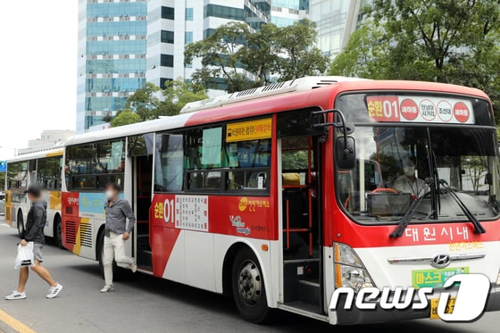 24일 오전 광주 서구 한 버스정류장에서 승객들이 순환01번 버스에서 하차하고 있다.2020.9.24 /뉴스1 © News1 허단비 기자