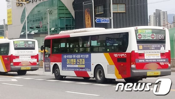 24일 오후 광주 서구 한 도로에서 진행방향이 다른 순환01번 버스가 나란히 주행하고 있다.2020.9.24 /뉴스1 © News1 허단비 기자