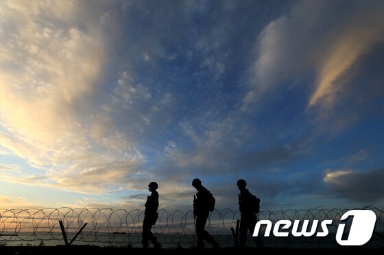 24일 오후 인천 옹진군 대연평도에서 해병대 장병들이 해안 순찰을 하고 있다. 문재인 대통령은 이날 북한의 연평도 실종 공무원 피격과 관련해 