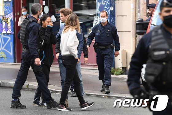 프랑스 주간지 샤를리 에브도 예전 사무실 앞에서 흉기 난동 사건이 발생해 4명이 부상했다. © AFP=뉴스1
