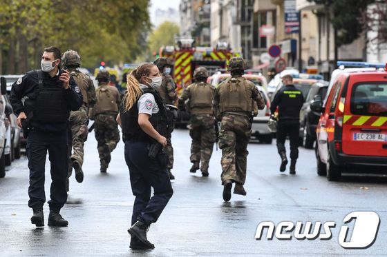 25일(현지시간) 프랑스 파리 샤를로 에브도의 옛 사무실 인근 거리에서 흉기 테러가 발생했다. © AFP=뉴스1