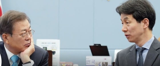 청와대 상황실장 시절 문재인 대통령과 이야기하고 있는 윤건영 더불어민주당 의원. (페이스북 갈무리) © 뉴스1