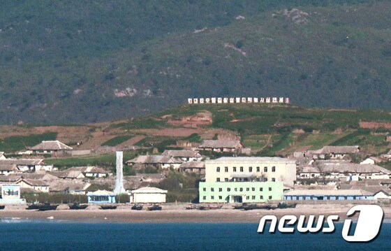 인적 드문 북한 강령군 해안마을