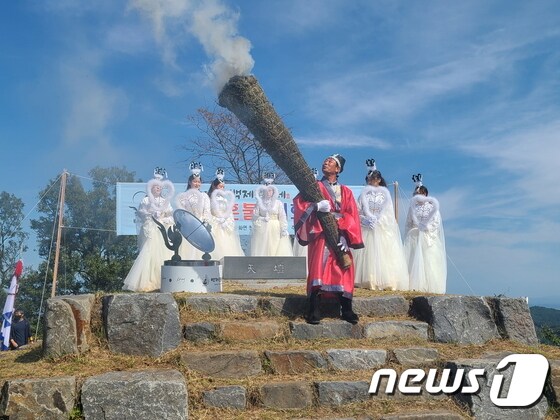 충남 부여군 천등산에서 제66회 백제문화제 서막을 여는 혼불채화식이 열리고 있다. © 뉴스1