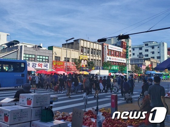 추석을 앞둔 25일 오후 대전 중앙시장에는 장을 보러온 시민들로 북적였다.© 뉴스1