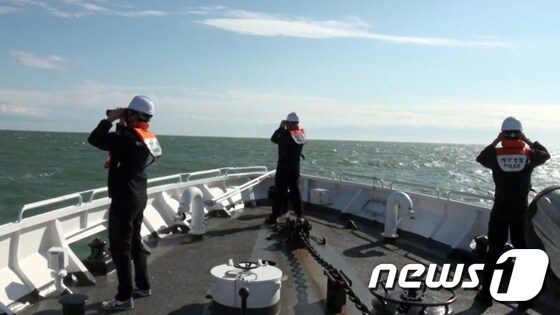 해양경찰 청이 어업지도선 공무원 시신 및 유류품을 수색하고 있다. (인천해경 제공) /뉴스1