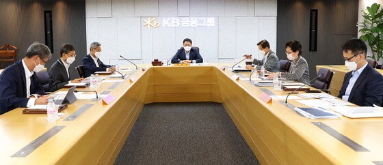 KB금융지주가 지난 25일 개최한 'ESG위원회' 모습. 사진제공 = KB금융지주 © 뉴스1