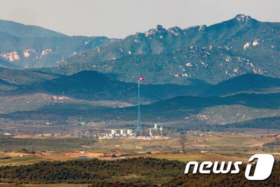 경기도 파주 접경지역에서 바라본 북한 기정동 마을에 인공기가 바람에 날리고 있다. 2020.9.27/뉴스1 © News1 이승배 기자