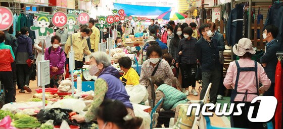 추석 명절을 앞둔 27일 경남 지역 한 전통시장에 손님들이 몰렸다.(자료사진) 2020.9.27/뉴스1 © News1 박지혜 기자