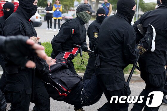 27일(현지시간) 벨라루스 반정부 시위에서 체포되는 시민. © AFP=뉴스1