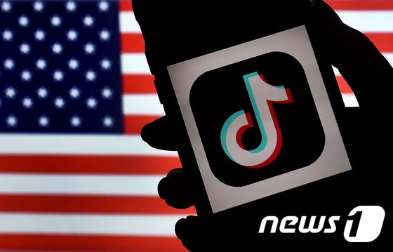 미국 성조기와 동영상 공유 앱 '틱톡' 로고 <자료사진> © AFP=뉴스1