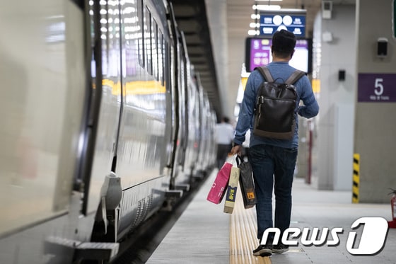 지난해 추석 연휴를 이틀 앞둔 28일 서울 강남구 수서역에서 수서고속철도(SRT) 승객들이 선물세트 등 짐을 들고 부산행 열차에 오르고 있다. /뉴스1 © News1 유승관 기자