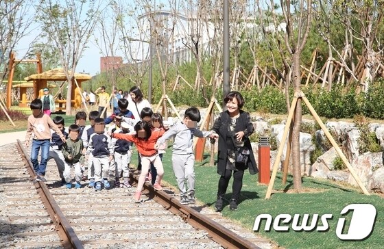 서울 마포구 경의선 선형의 숲에서 아이들이 놀고 있는 모습.(마포구 제공)/뉴스1© News1