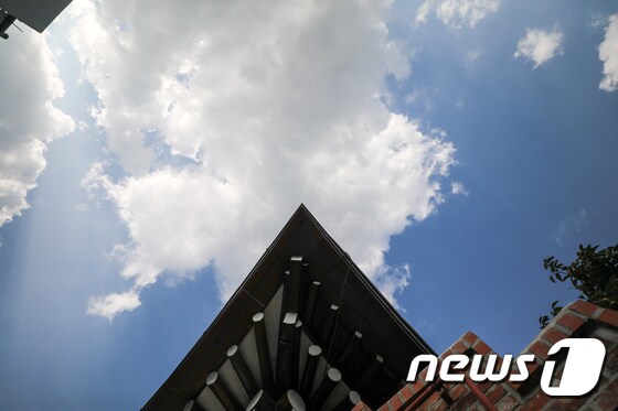 28일 서울 종로구 북촌한옥마을 기와 위로 맑고 푸른 가을 하늘이 펼쳐져 있다. 2020.9.28/뉴스1 © News1 허경 기자