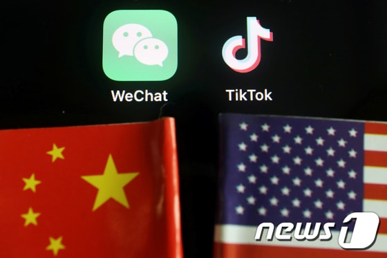 사진 왼쪽 위부터 중국 메신저 위챗, 동영상 공유 앱 틱톡, 중국 성조기, 미국 성조기. © 로이터=뉴스1