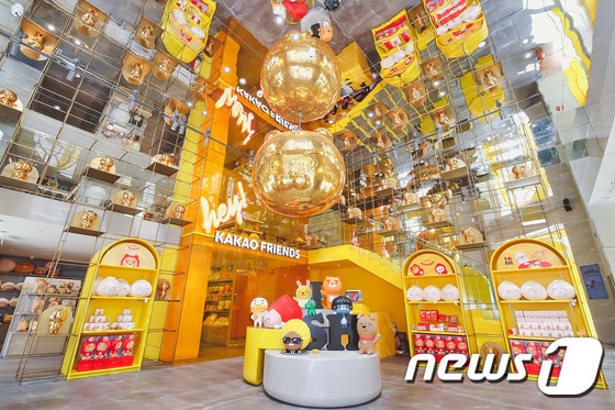 카카오프렌즈 중국 상하이 정규 매장 (카카오IX 제공) © 뉴스1