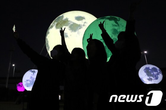 '가을밤 밝히는 인공달'