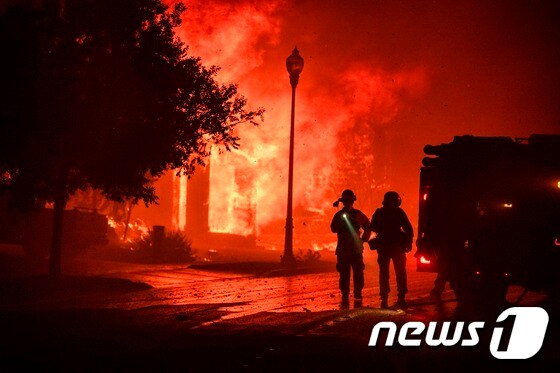 지난 9월28일(현지시간) 캘리포니아주 산타로사에서 산불 글라스 파이어에 주택이 불길에 휩싸여 있다. © AFP=뉴스1 © News1