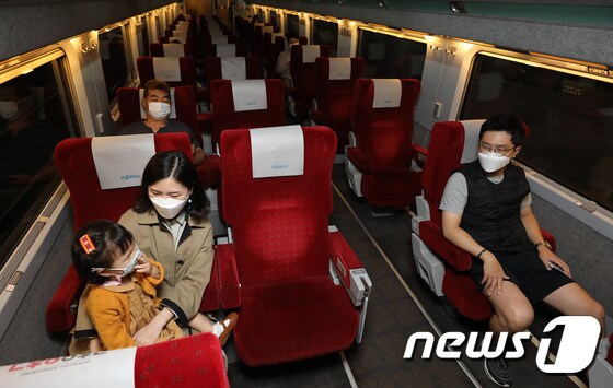 서울역 열차 내에서 시민들이 코로나19 예방을 위해 자리를 띄어 앉은 채 좌석에 탑승하고 있다./뉴스1 © News1 박지혜 기자