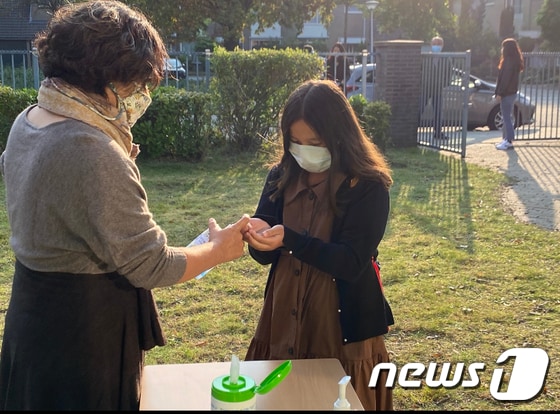 코로나19 감염을 방지하기 위해 한글학교에서도 마스크와 손 소독은 필수다. © 뉴스1 차현정 통신원