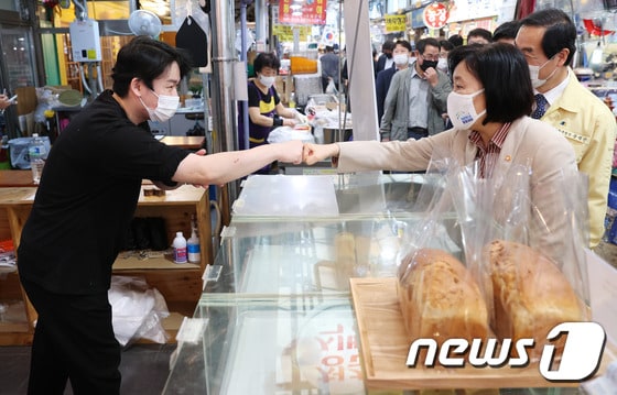 박영선 장관이 추석을 맞아 영천시장을 방문해 상인들과 인사하고 있다. © 뉴스1