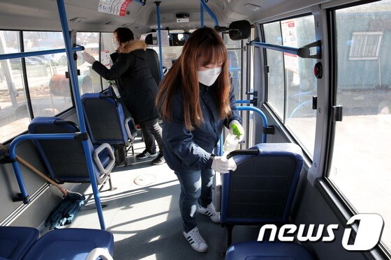 지난 1월 양구군 직원들이 농어촌버스를 소독하는 모습.(양구군 제공)© 뉴스1