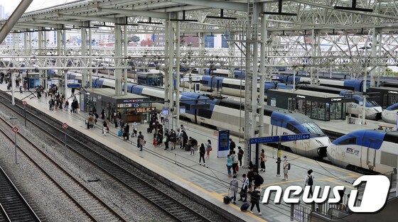 추석연휴 첫 날인 30일 오후 서울역에서 귀성객들이 열차를 기다리고 있다. 2020.9.30/뉴스1 © News1 구윤성 기자
