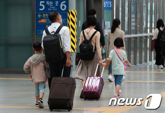 추석연휴 첫 날인 30일 오후 서울역에서 귀성객들이 열차를 타기 위해 이동하고 있다. 2020.9.30/뉴스1 © News1 구윤성 기자