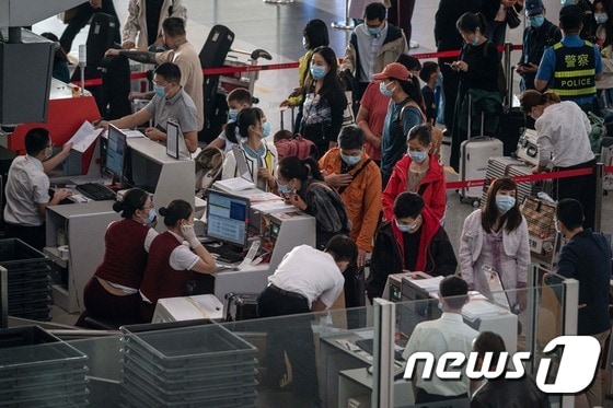 30일 중국 최대 명절 국경절 연휴를 맞아 국내 여행을 떠나는 사람들로 중국 베이징 캐피털 공항이 붐비고 있다. © AFP=뉴스1