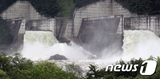 강원 춘천시 소양강댐이 11일 오후 3시 수문 5개를 열어 방류를 시작했다. 지난 2020년 9월4일 오전 소양강댐 방류 모습. (자료사진) © News1 