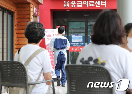 6일 서울 종로구 서울대병원에서 의료진이 이동하고 있다. 2020.9.6/뉴스1 © News1 이성철 기자