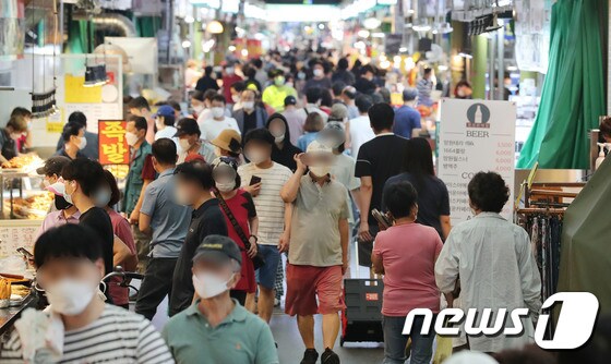 6일 오전 서울의 한 재래시장이 손님들로 북적이고 있다.  2020. 9. 6 /뉴스1 © News1 임세영 기자