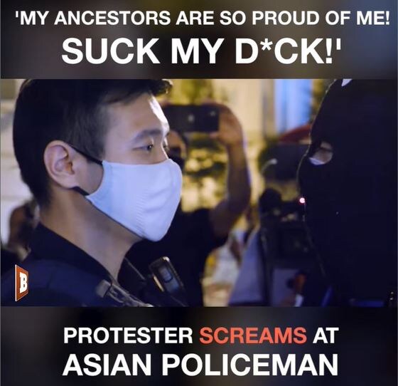 한 아시아계 경찰관이 복면 시위자에게 욕설을 듣고 있다. <출처=브레이트바트 페이스북>