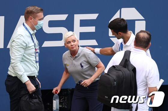 노박 조코비치가 7일(한국시간) US오픈 16강전에서 자신이 친 공에 맞아 쓰러진 선심에게 사과하고 있다.© AFP=뉴스1