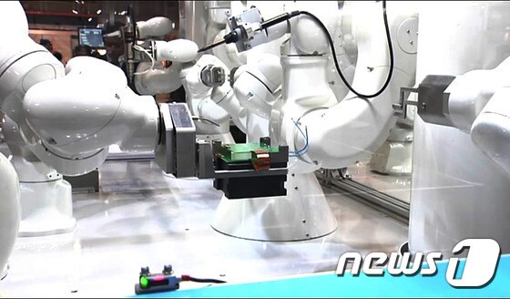 전자제품을 조립하고 있는 스마트 팩토링 로봇.(에이치시스템) © 뉴스1
