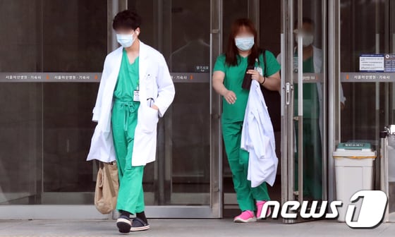 서울의 한 종합병원에서 전공의들이 기숙사에서 나와 출근을 하고 있는 모습. (사진은 기사 내용과 관련이 없습니다) 뉴스1 © News1 김명섭 기자